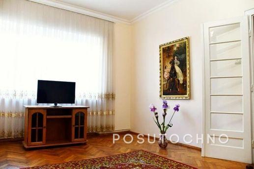Apartment 4 rooms 130m2 Center, Chernivtsi - apartment by the day