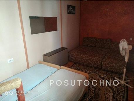I rent rooms in a two-story cottage!, Ochakiv - apartment by the day