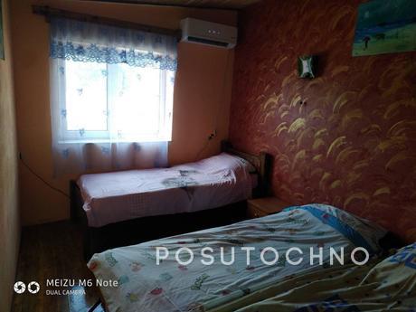 I rent rooms in a two-story cottage!, Ochakiv - apartment by the day