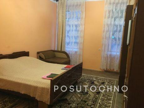 Квартира знаходиться по вул.Шептицьких.Від жд вокзала 10 хв.