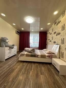 Daily rent 3-room apartment in Pechersk, Lesi Ukrainky, Kyiv - apartment by the day