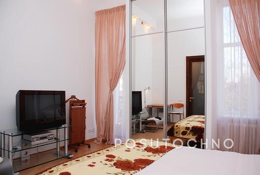 2-bedroom apartment. Center, Independenc, Kyiv - apartment by the day