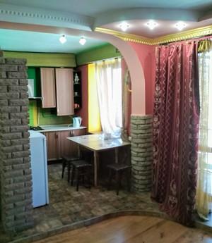 Center Apartments on Artynova, Vinnitsy-artemovskaya - apartment by the day