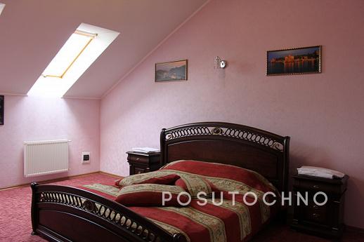 We present a 3-room large-sized apartment with a Euro-repair