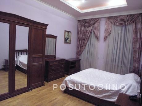 2-BR apartment with a Jacuzzi, Center, Kyiv - apartment by the day