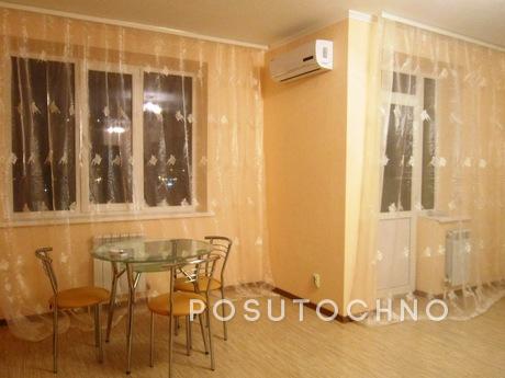 Здаю однокімнатну квартиру-студію подобово в новому будинку.