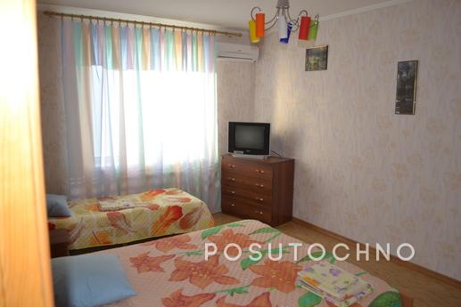 Big house with garden, 800 m. To the sea, Yevpatoriya - apartment by the day