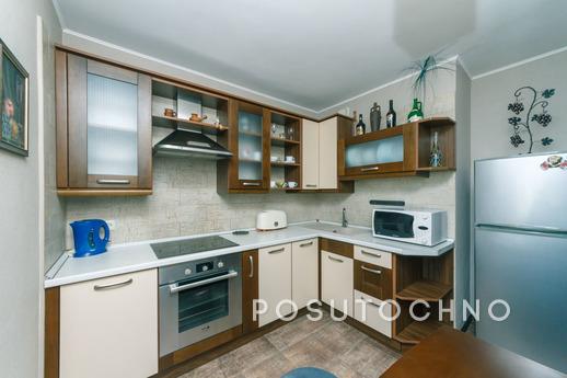 House within 12 minutes walk from the station. Livoberezhna 