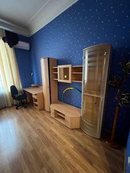 Велика 3 кімн.  БазарнаЦентрЛанжерон, Одеса - квартира подобово