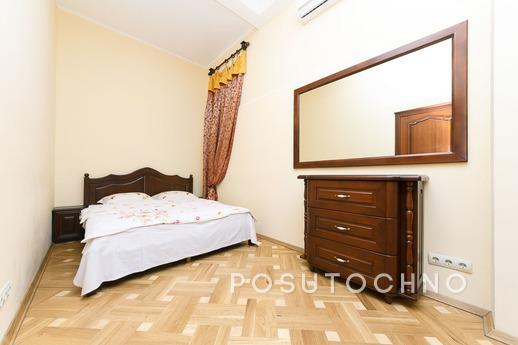 Apartment in the center, Kyiv - apartment by the day