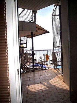 3-room house. Sea 15 metrov. Own  yard, Feodosia - apartment by the day