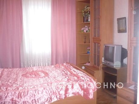 Cozy, clean apartment located just 5 minutes from the train 