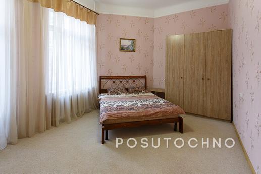 Quiet, comfortable, spacious apartment in the center of Kiev