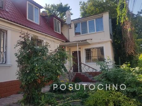 Дім в Аркадії.  Площа - 120 кв м. Два поверхи. Перший поверх