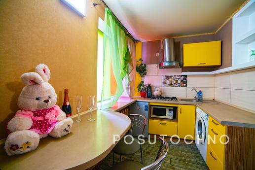 Very cozy, clean square-ra with wi-fi, Dnipro (Dnipropetrovsk) - apartment by the day