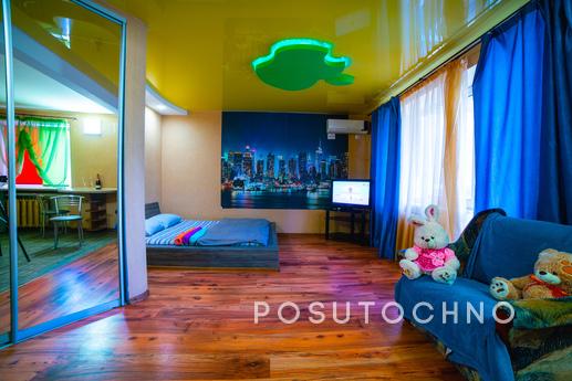 Very cozy, clean square-ra with wi-fi, Dnipro (Dnipropetrovsk) - apartment by the day