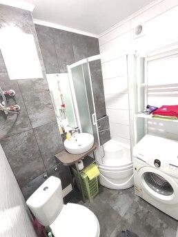 Quiet, spacious, bright with separate rooms. Poruch Park Vid