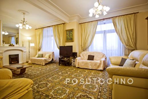 We offer a beautiful, spacious, bright 3-room apartment for 