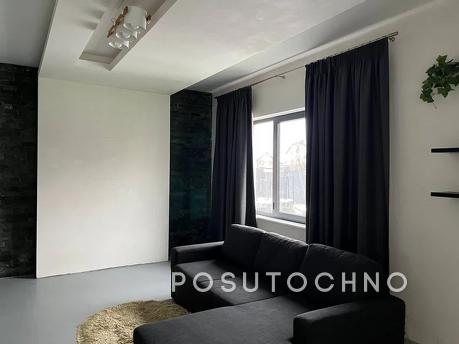 В будинку 3 кімнати, загальна площа 130 кв.м., 2 санвузла, 5