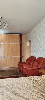 Квартира на Таїрово, вікна у двір, гаряча вода, постільна бі
