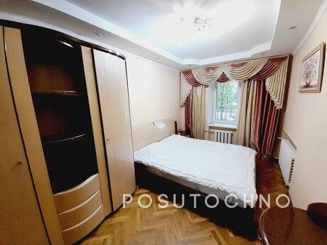 Квартира розташована в престижному районі Києва за адресою: 